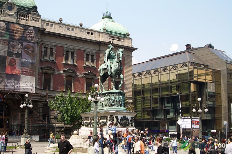 Памятник сербскому князю Михаилу Обреновичу на фоне Национального театра