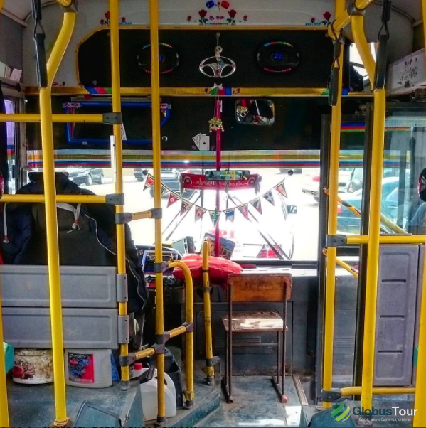 Самый обычный бакинский автобус, следующий по маршруту 195 до Гобустана